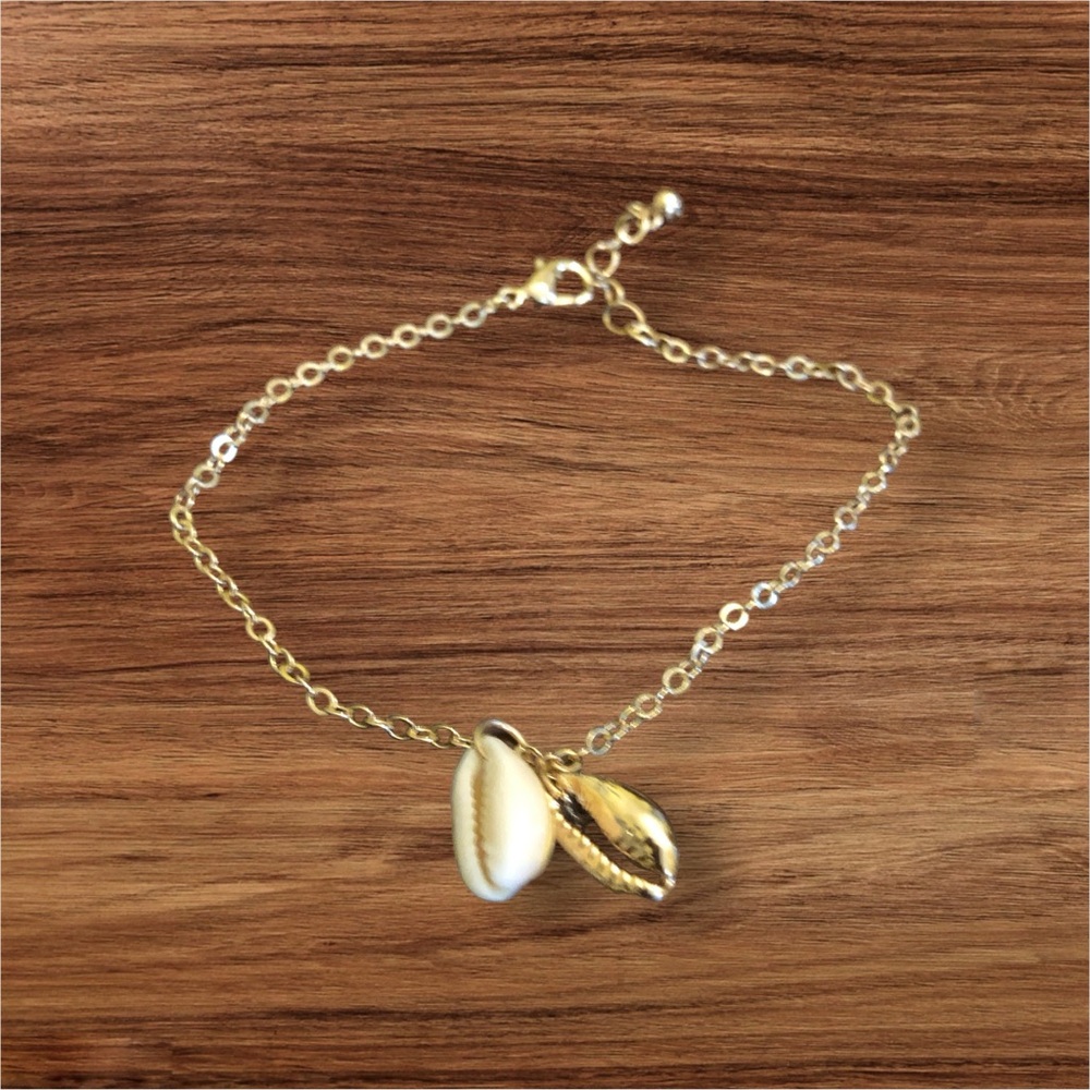 8-9" Adjustable Bracelet with 2 Shell Charms Women's Gold Tone
